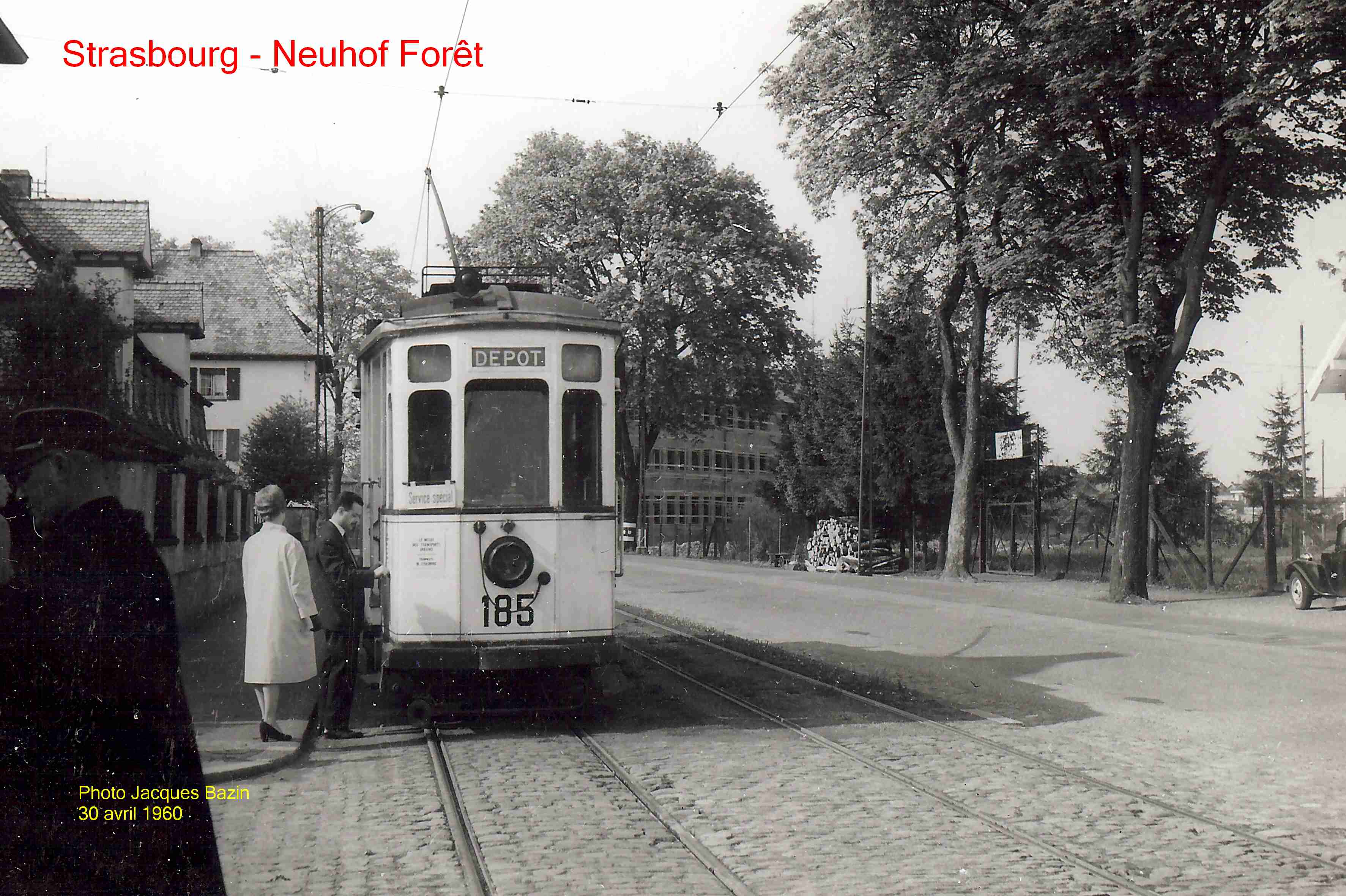 La motrice n° 185 au terminus de Neuhof-Forêt.
